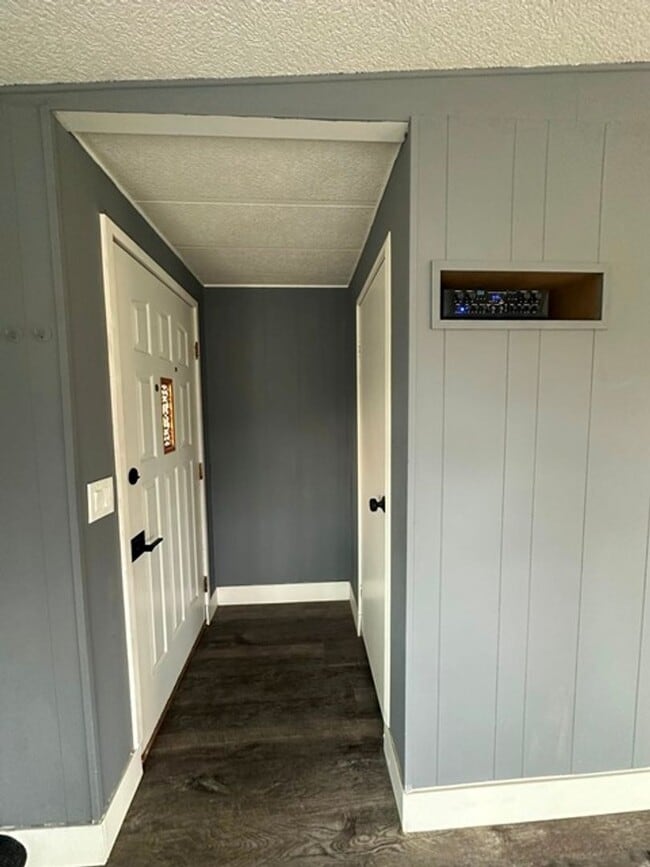 Building Photo - Updated 3 bedroom House