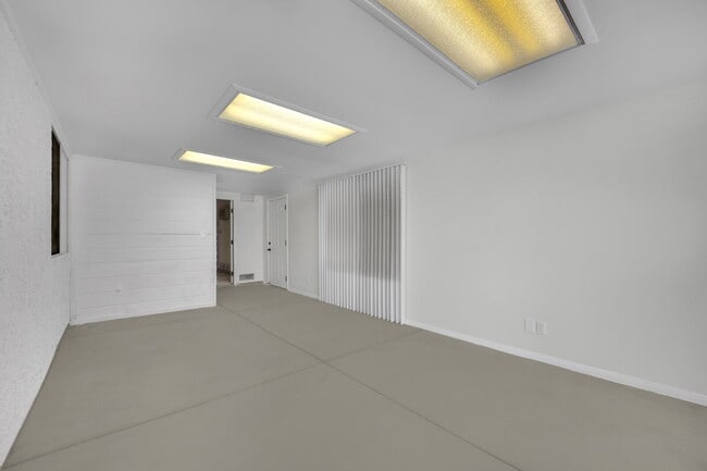 Building Photo - Step into this charming 3-bedroom, 3-bathroom home that has so much to offer!