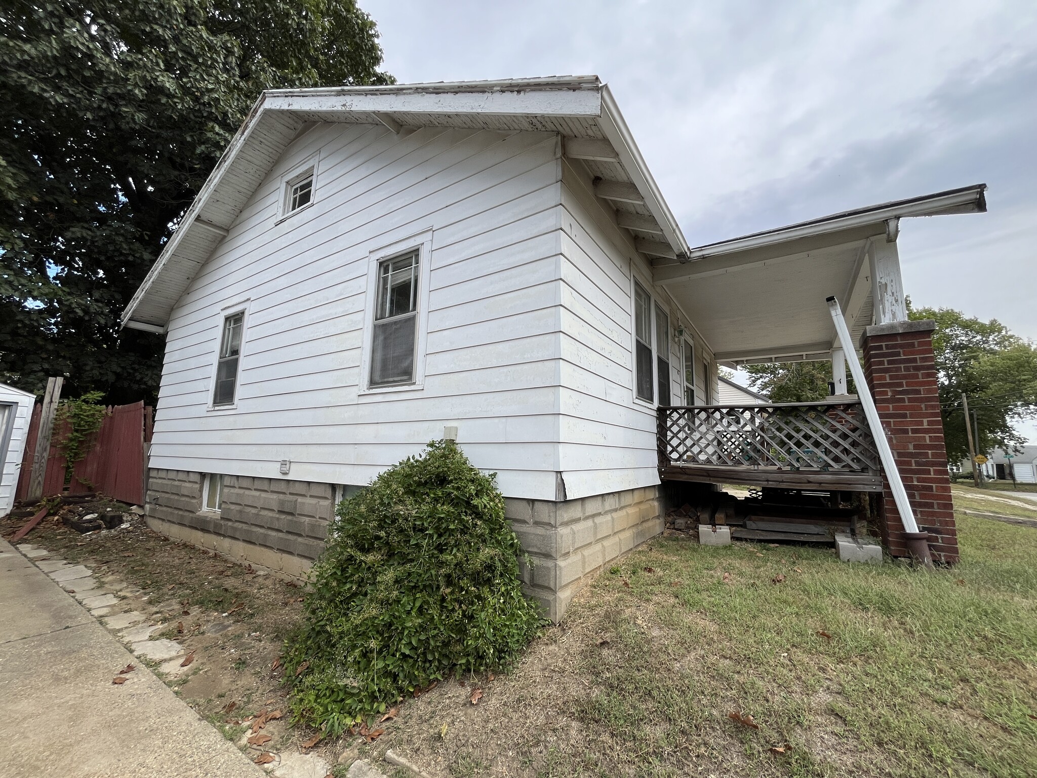 Building Photo - 2044 E Lincoln Ave