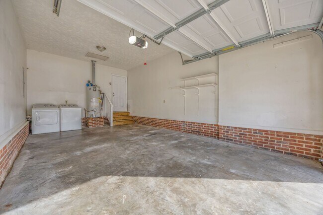 Building Photo - Updated Single Family Home in Fayetteville!