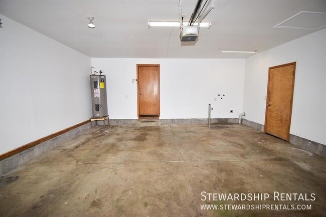 Building Photo - 5051 Forsythia St