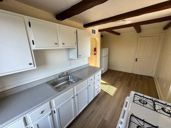 Building Photo - Top Floor, Renovated 1 Bedroom Apartment-York City SD