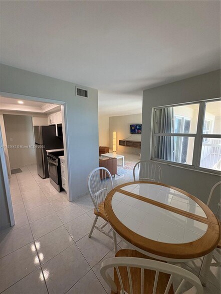 Building Photo - 1069 Hillsboro Mile