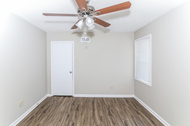 Building Photo - 6076 Elk Grove Rd