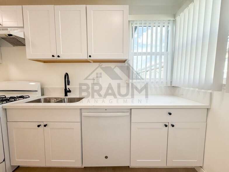 Building Photo - 7339 Woodman Ave