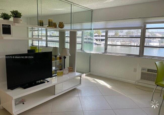 Building Photo - 220 Kings Point Dr