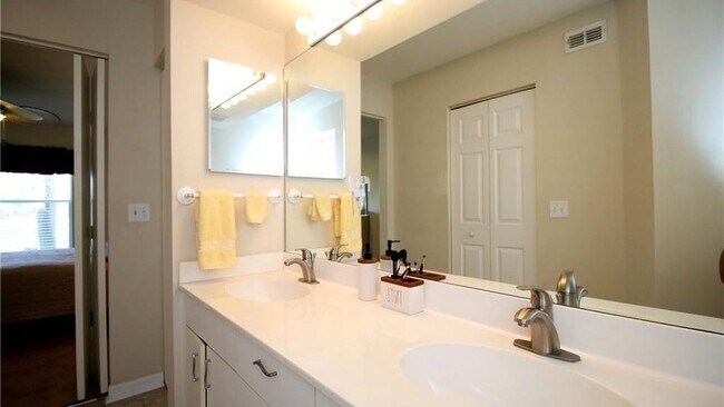 Building Photo - 273 Robin Hood Cir