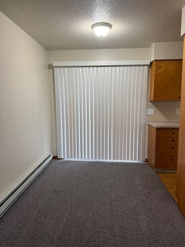Building Photo - Charming Two Bedroom !!