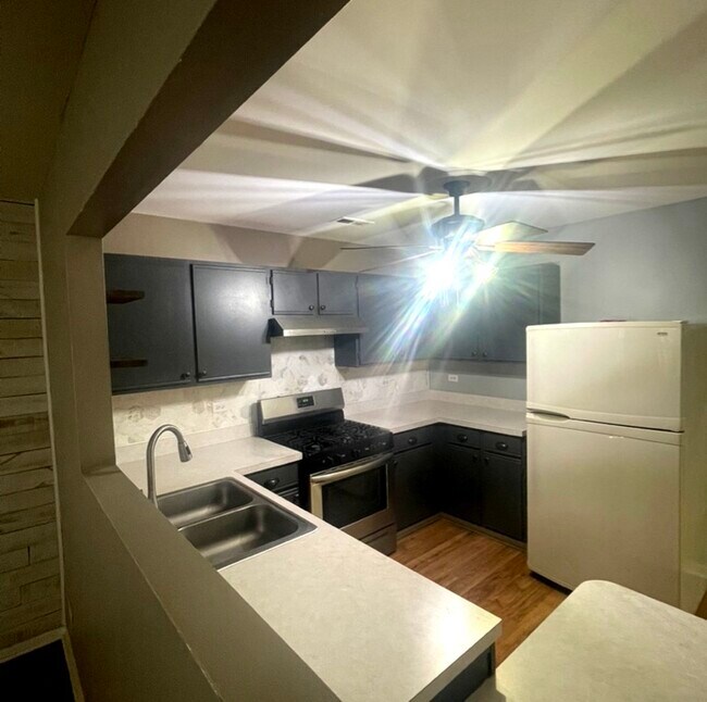 Building Photo - 939 Symphony Dr