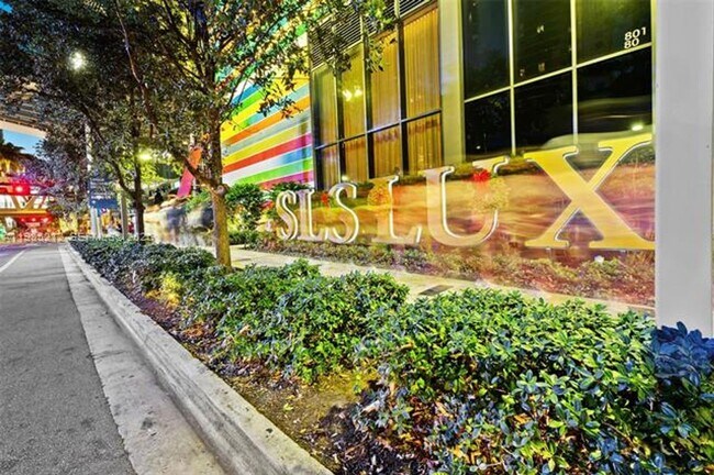 Building Photo - 801 S Miami Ave