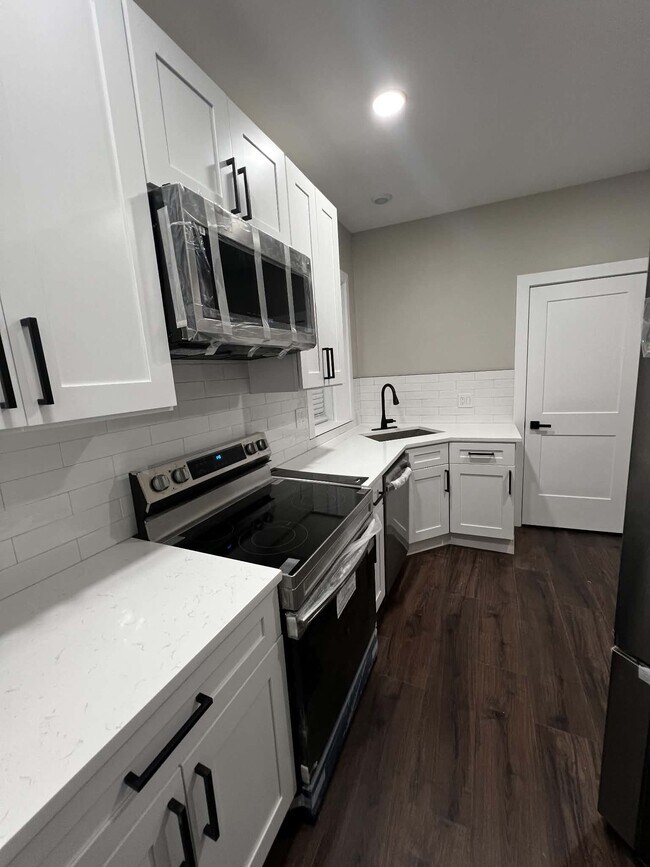 Building Photo - 6042 N Avondale Ave