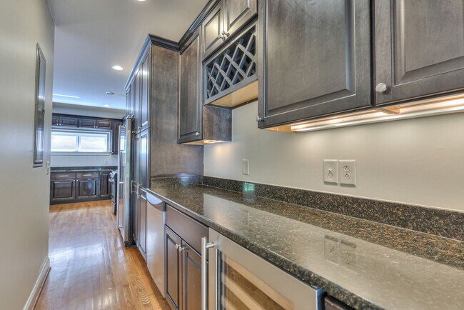 Building Photo - Perfect Brownstone in Sylvan Park near Wes...