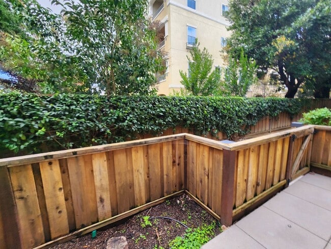 Building Photo - Modern 3 bed 2.5 bath townhome