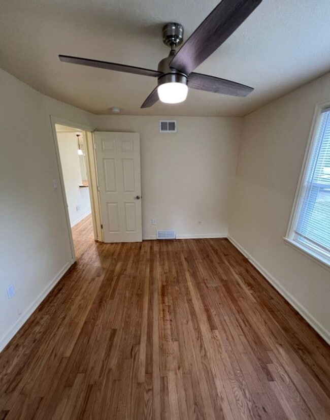 Building Photo - Stylish 2-Bed Home with Modern Kitchen & S...