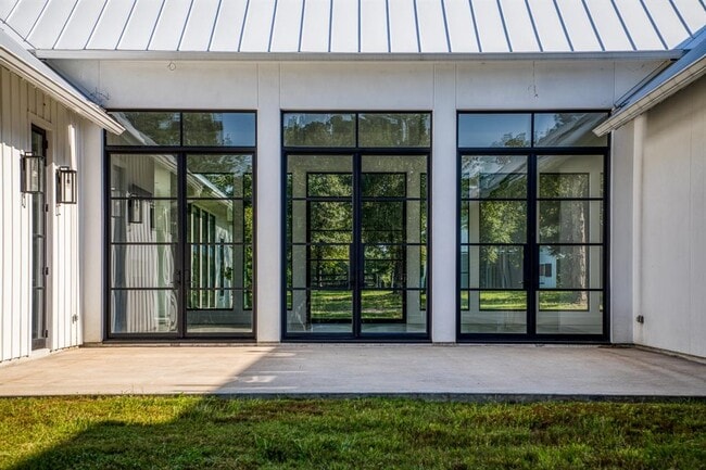 Building Photo - 9879 Stubbs Rd