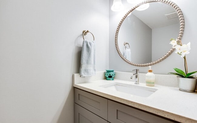 Building Photo - Gorgeous and fully updated 3BR 3.5BA 3 lev...