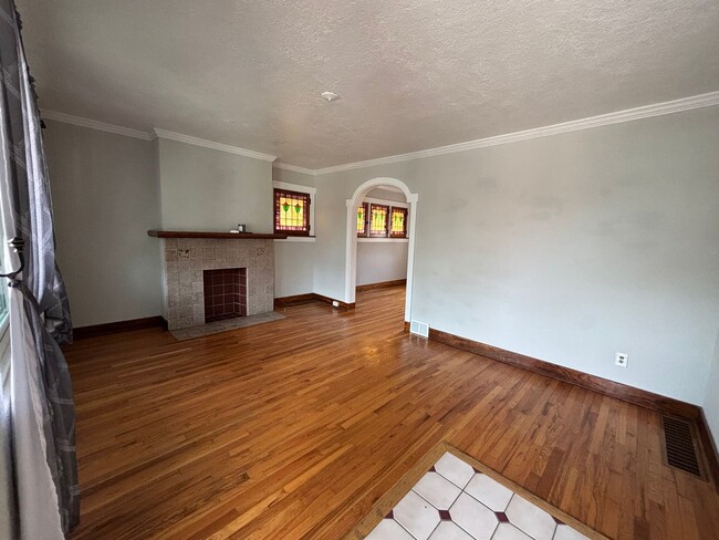 Building Photo - 3 Bedroom Home - Brookline!