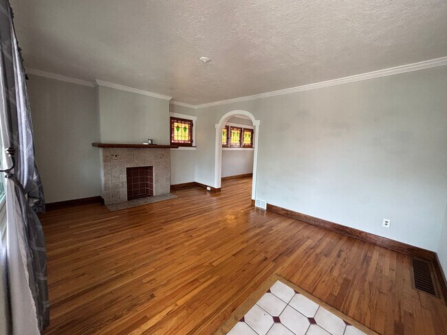 Building Photo - 3 Bedroom Home - Pittsburgh!