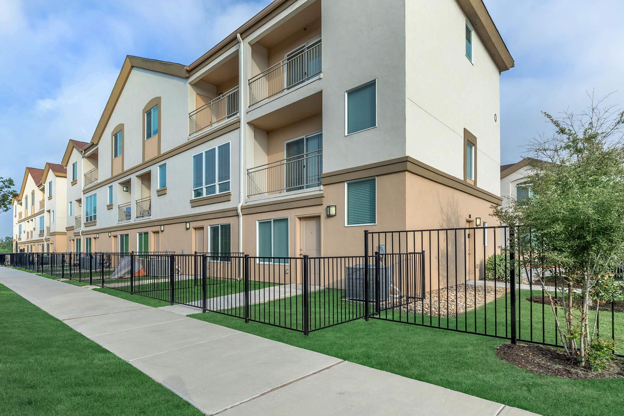Building Photo - Room in Townhome on W Whitestone Blvd