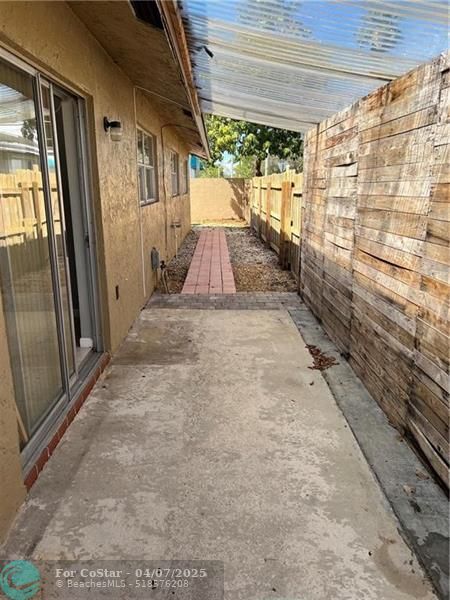 Building Photo - 353 SW 35th Ave