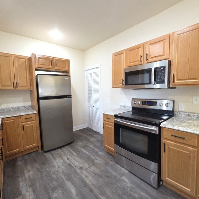 Building Photo - 3 bedroom with modern Kitchen