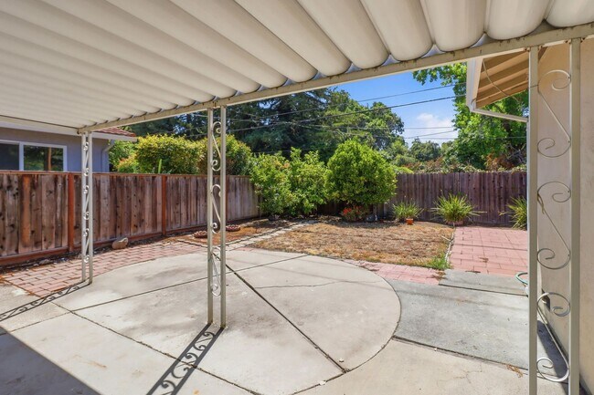Building Photo - What a Great Home! Available Now!