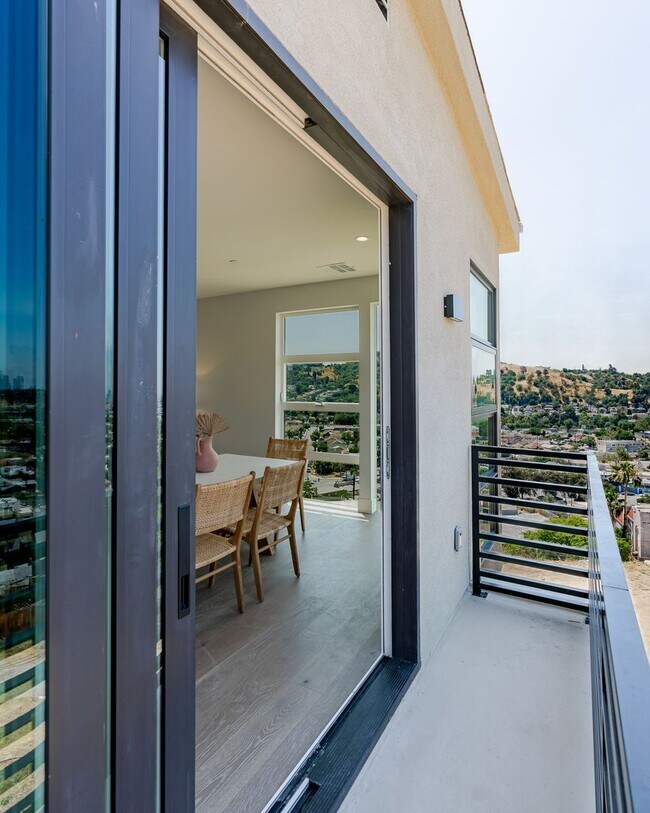 Building Photo - 3870 W Point Dr