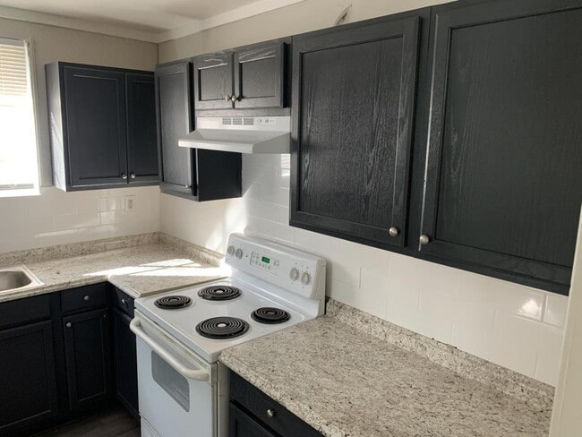 Building Photo - 3633 Mistletoe Ave