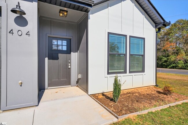 Building Photo - 404 Fairfield St