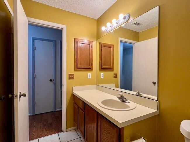 Building Photo - Spacious 3 bedroom 2 bath 2 car garage hom...