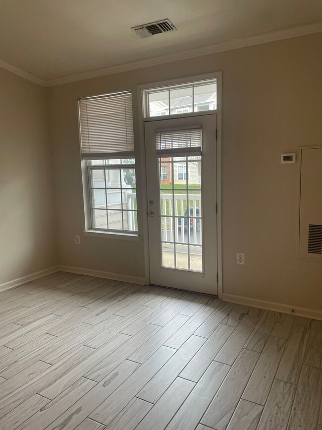 Primary Photo - 1BR 1 B available 10/3/24- Carriage Hill