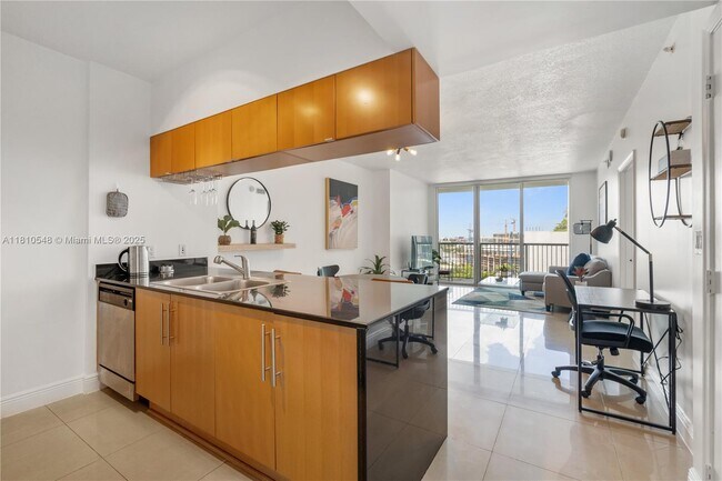 Building Photo - 1750 N Bayshore Dr