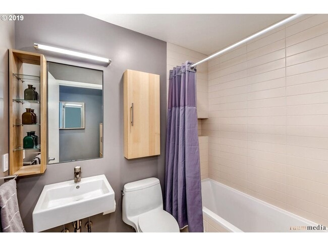 Building Photo - Stunning Pearl District Corner Unit with F...