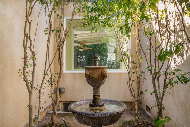 Atrium Outside Hallway - 5440 Ben Ave