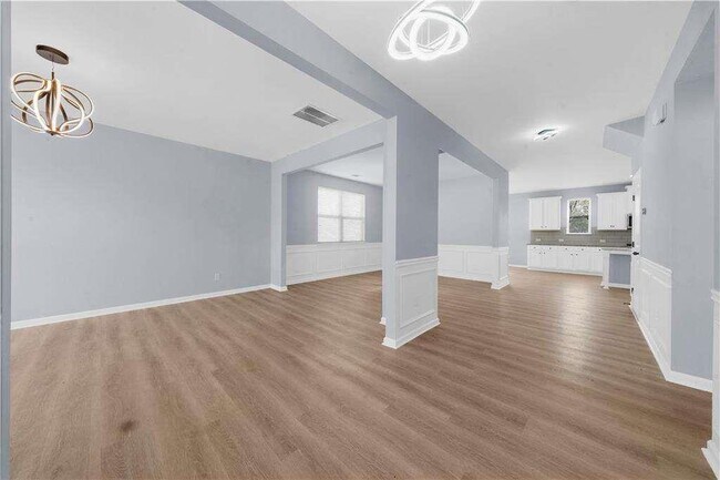 Building Photo - 5435 Mirror Lake Dr