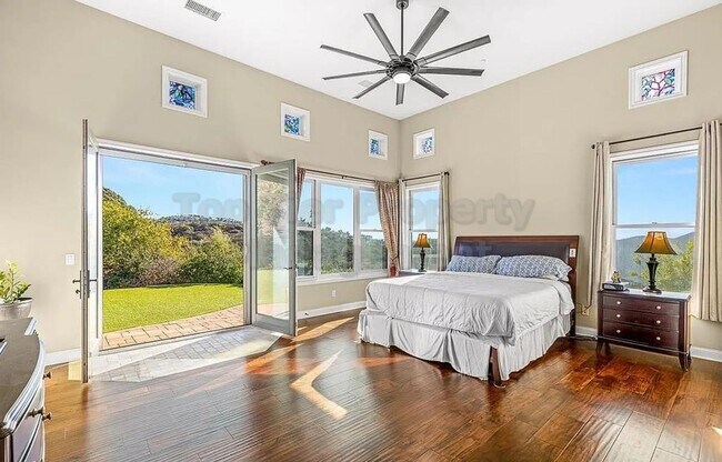 Building Photo - Luxurious Mediterranean 4 bed / 3 bath / 3...