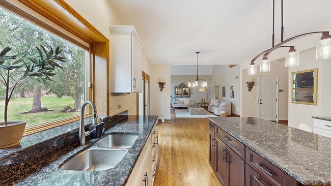 Building Photo - 7111 Saddle Oaks Dr