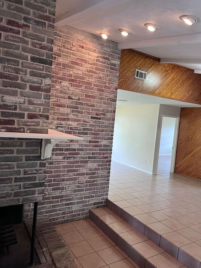 Building Photo - 2103 Musket Groves St