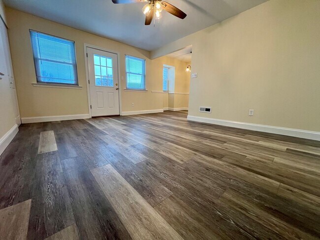 Building Photo - Stunning 2nd Floor Apartment in Telford! Parking Spot Included!