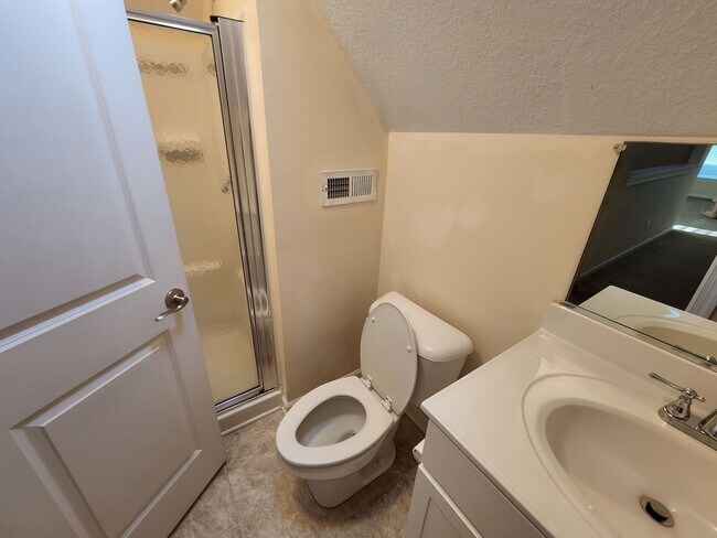 Building Photo - AVAILABLE for showing NOW for ODU FALL SEMESTER 2026!  5-Bedroom near ODU, Military Bases, Hospit...