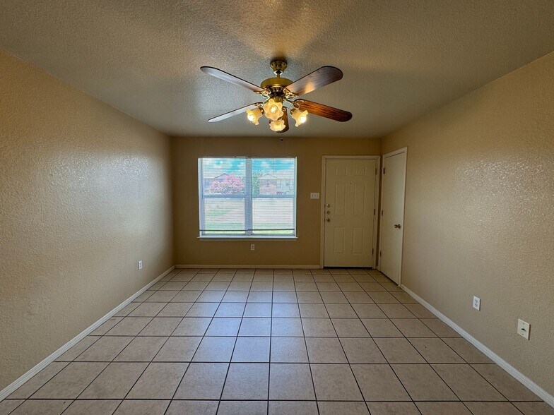 Building Photo - 1002 Circle M Dr