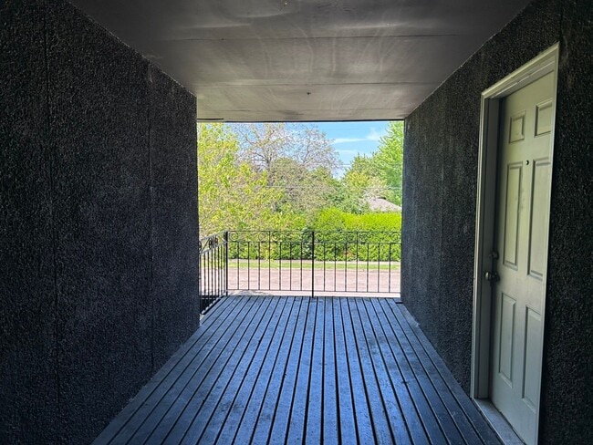Building Photo - NO APPLICATION FEE AND FREE FIRST MONTHS RENT!! Cozy 2 Bed, 1 Bath Apartment Near Downtown Albany...