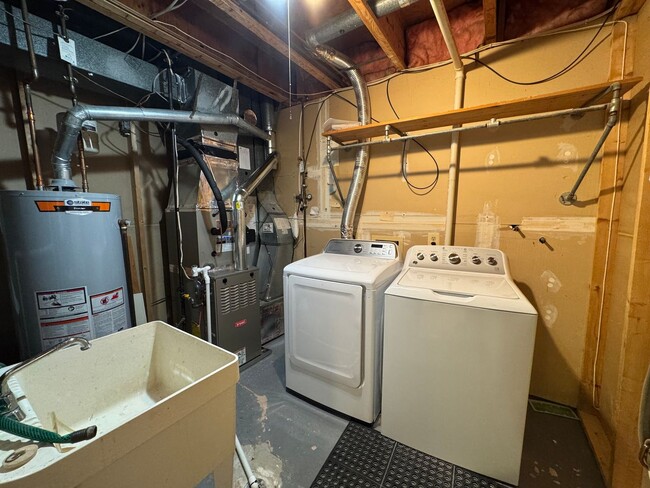 Building Photo - Well-Maintained 3 Bed 3.5 Bath Townhome Wi...