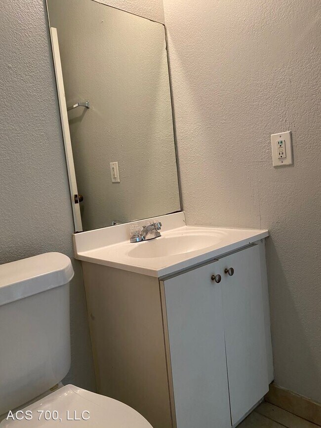 Building Photo - 2 br, 1 bath Apartment - 700 SW 16th Ave