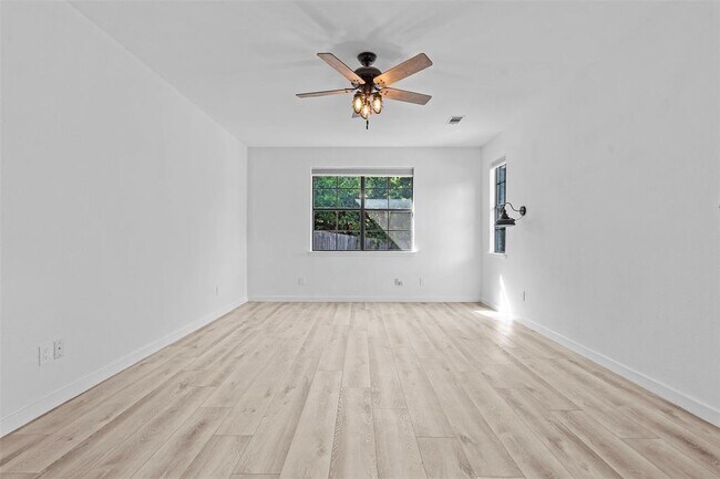 Building Photo - 14913 Longbranch Dr