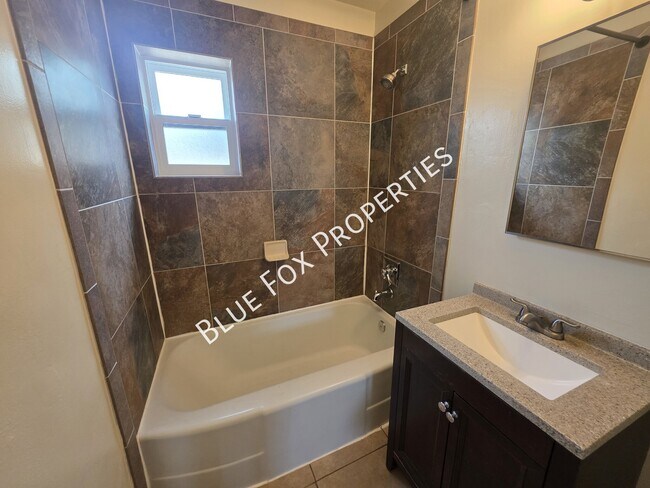 Building Photo - 1301 E Lee St