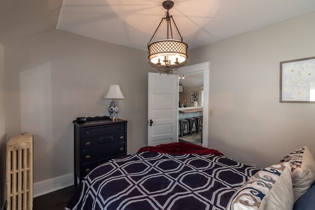 Building Photo - 714 N Broadway Ave