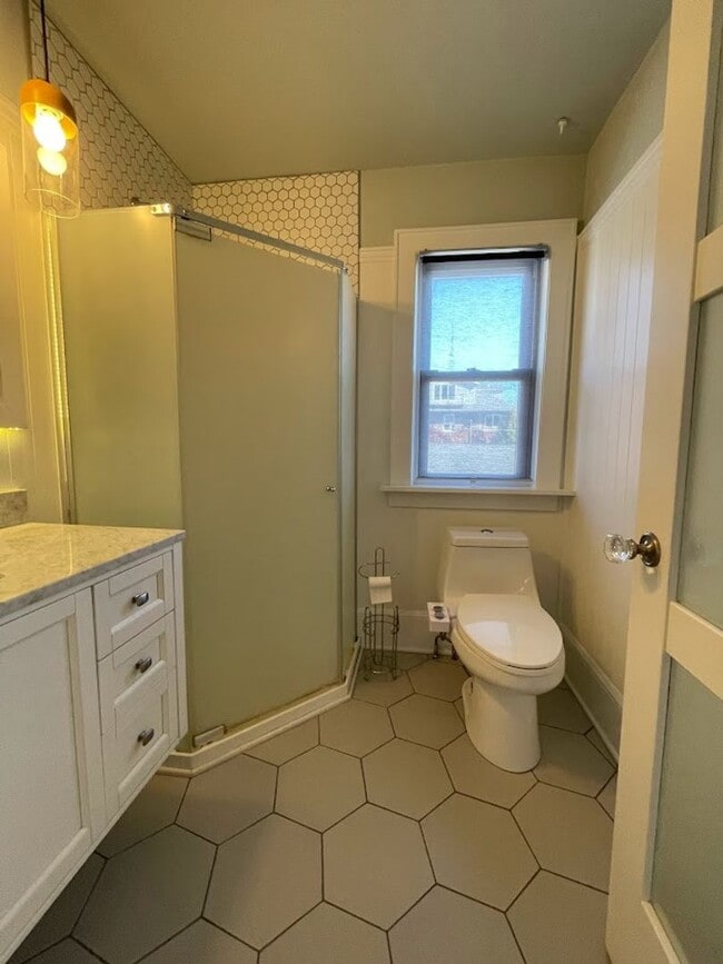 Building Photo - Three bedroom one bathroom home for rent