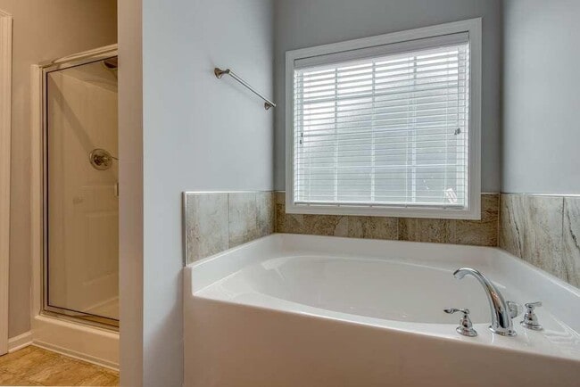 Building Photo - AVAILABLE NOW!    Beautiful 4 / 2 home in Fairview Station, completely refreshed and ready for yo...