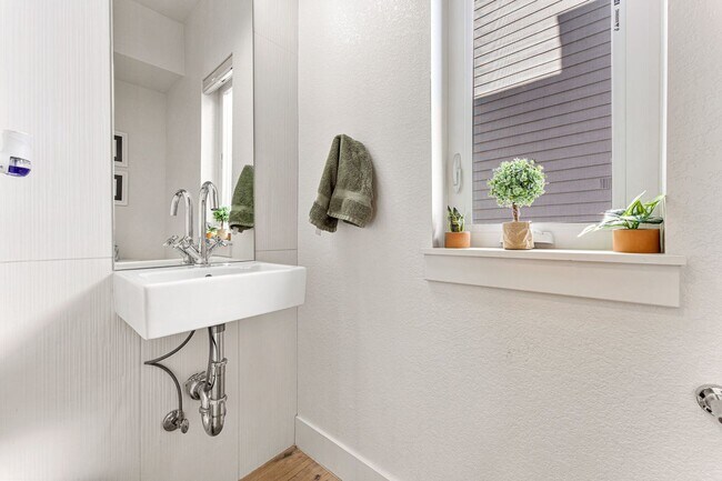 Building Photo - ROOFTOP DECK + spacious END UNIT townhome in Berkeley Neighborhood!